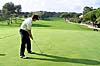 Patric Nilsson sänker en 6-meters birdieputt på det vackra 11:e hålet.