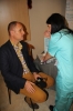 Sydkustens chefredaktör Mats Björkman får en gratis test av spänningen på näthinnorna, av Xanits sjuksköterska.