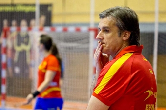 Landslagstränaren Jorge Dueñas har lett handbollsdamerna till Spaniens främsta internationella framgång.