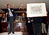 Kvällens mästerlige auktionsförrättare, Bukowskis VD Carl-Gustaf Petersén klubbar en av de tre inramade kartor som hade skänkts av Ambassaden och Exportrådet i Madrid.