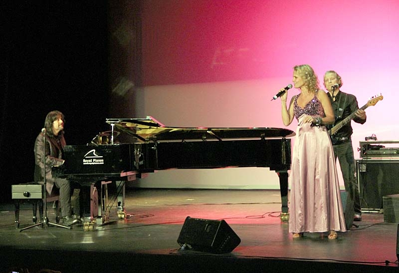 Robert Wells trio uppträder 7 mars i Teatro Las Lagunas och hustrun Maria Sköld kommer att hylla Alice Babs.