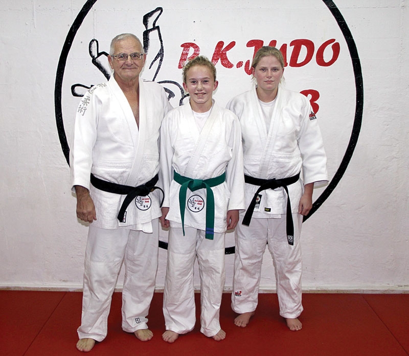 Tidigare engelska mästaren Rodd Barkby tränar Lisa Lindberg på RK Judo Club i Estepona.
– Hon kan bli hur bra som helst.