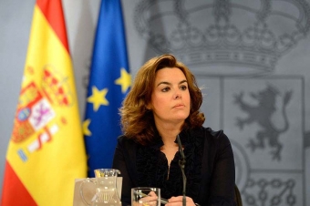 Vice regeringschefen Soraya Saénz de Santamaría har inga problem med att tala om andra partier, från regeringspodiet.