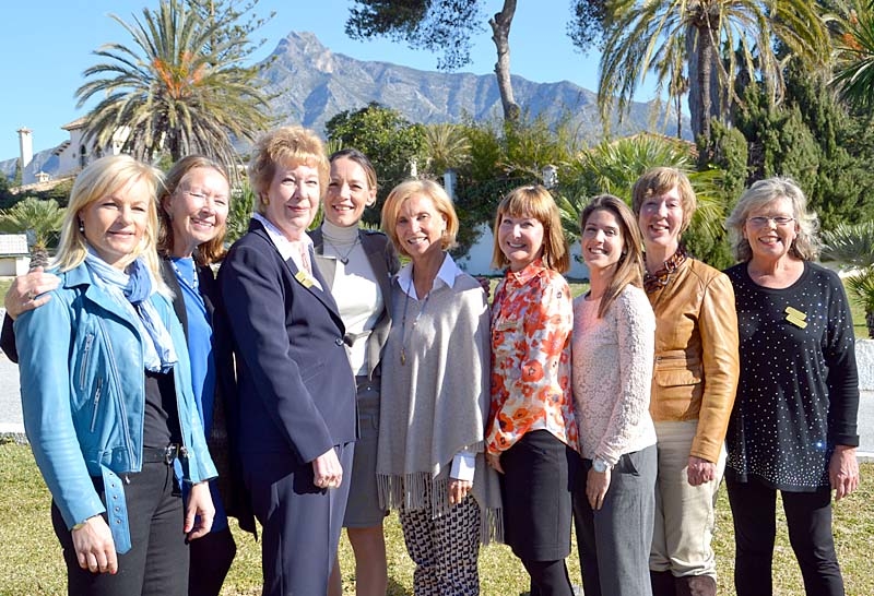 SWEA Marbellas nya styrelse, med Marbellaberget La Concha i bakgrunden. Foto: Fia Ensgård