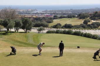 Det blev en vacker och trivsam dag 12 mars på La Cañada Golf. Hemmaspelaren Stig Stieberth chipar på hål 13.