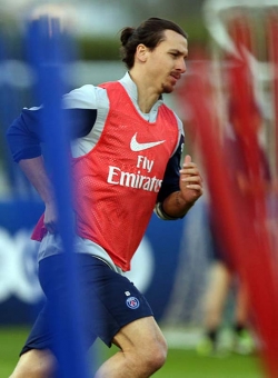 Zlatan får åter möta sin gamla klubb Barcelona, även om han missar första matchen i Paris.