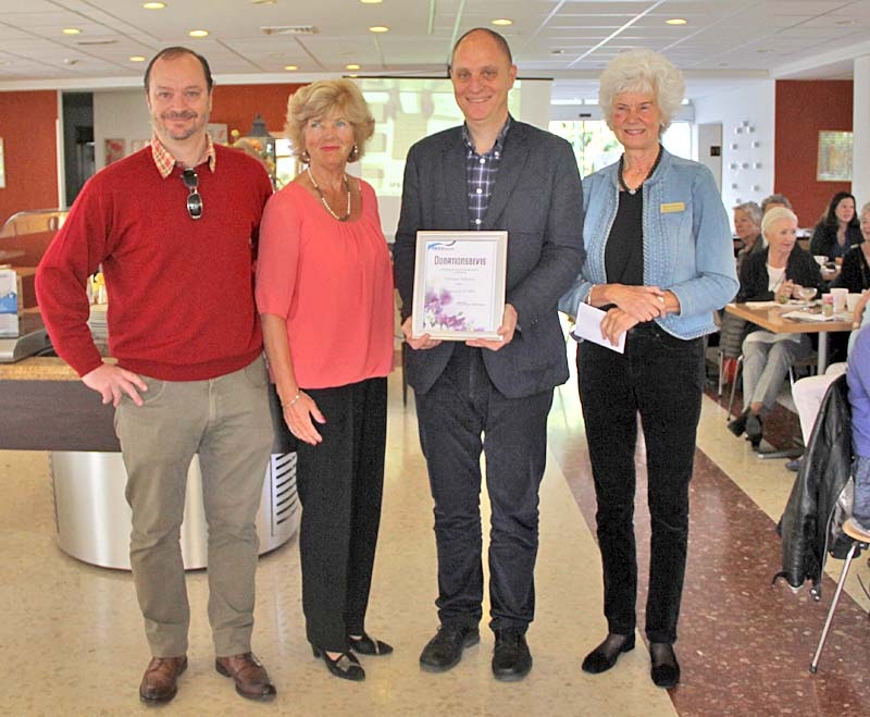 SWEA Marbella överräckte 26 mars donationsbeviset till Sydkusten, genom Inger Asplund och Margareta Kastengren. Foto: Lotta Lindberg