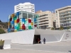 Konstcentret inryms i en fastighet vid Muelle Uno, vid Málagas hamn.