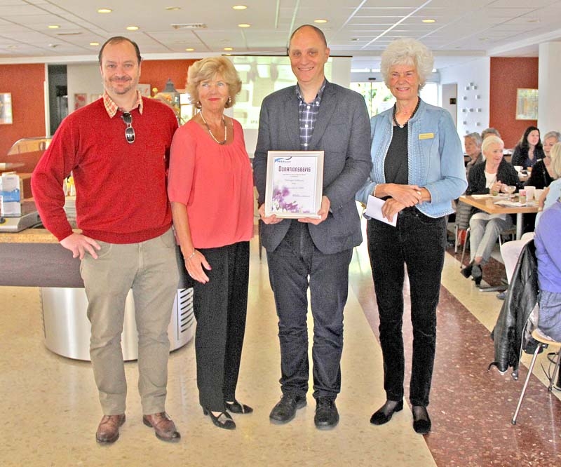 Richard y Mats Björkman de Sydkusten reciben el premio de manos de Inger Asplund y Margareta Kastengren, en representación de SWEA Marbella. Foto: Lotta Lindberg
