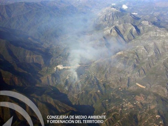 Flygbild av branden 10 maj, tagen av de regionala miljömyndigheterna.