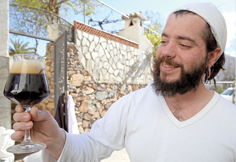 Det lokala ölet La Cala produceras av entusiasten José Luís Hernández, i den lilla byn Laújar de Andarax (Almería). Foto: David Pineda
