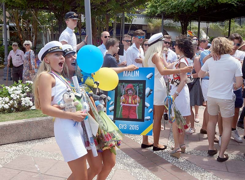 Det var stort studentfirande på kyrktorget i Fuengirola 12 juni.