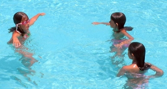 Barn älskar att bada i poolen, men det är också förknippat med fara.
