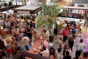 Gourmetmarknaden Ambrosía ligger i Urbanización La Alzambra vid den norra infarten till Puerto Banús,