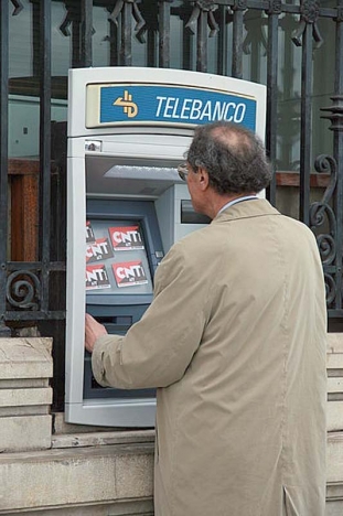Kunder gör bäst i att bruka sin egen banks automater för kontantuttag.