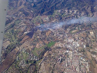 En flygbild från ett av brandbekämpningsplanen från INFOCA visar att lågorna uppstod mellan golfbanorna Los Arqueros, Guadalmina och Atalaya.