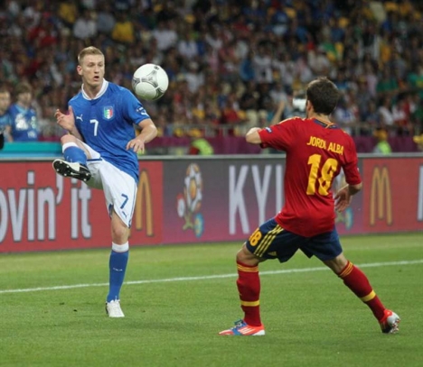 Landslagts kortaste spelare Jordi Alba gav Spanien ledningen på nick efter bara fem minuters spel.