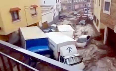 Skyfallen drog drakt igenom byn Adra (Almería). Foto: gaesca/YouTube