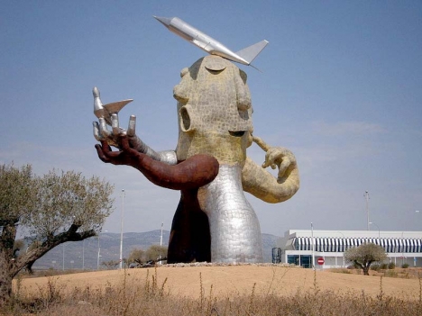 En del av kostnaderna omfattar denna skulptur utanför flygplatsen i Castellón.