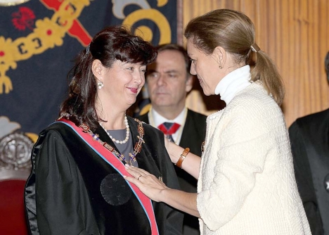 Domaren Concepción Espejel tar emot en hedersutmärkelse av PP:s generalsekreterare María Dolores de Cospedal Foto: Gobierno de Castilla La Mancha
