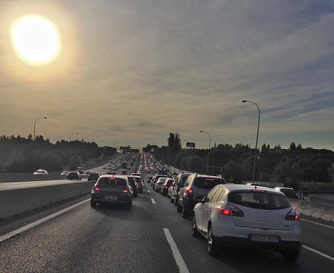 Kommunledningen i Madrid planerar at reglera biltrafiken för att minska föroreningarna.