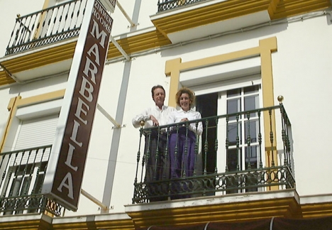 Sedan december 1999 drivs Hostal Marbella i centrala Fuengirola av ett äventyrligt par. Tillsammans har de sett över 70 länder och bland annat drivit en bar med motorcykeluthyrning på Filippinerna. De heter Åsa och Leif Malmborg och har nu bestämt sig för att bo i Spanien.