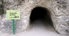 Äventyret börjar med en vandring genom en smal tunnel i berget.
