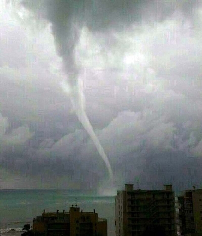 Tornadon väckte stor uppståndelse i Torrevieja. Foto: Paco Belda/Twitter