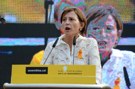 Nya talmannen i regionalparlamentet Carme Forcadell kör över motståndarna till katalanskt självstyre.