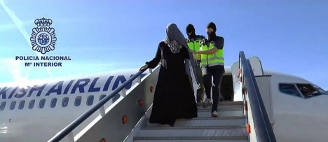Den 26-åriga kvinnan greps vid ankomst från Turkiet. Foto: Policía Nacional