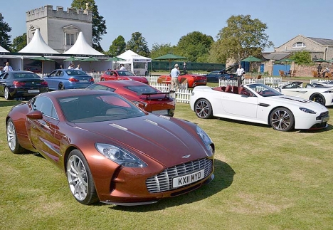 De två sportbilarna är av modellen Ferrari FF.