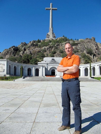 Diktatorn Francisco Franco vilar i Valle de los Caídos (De fallnas dal), norr om Madrid. 40 år efter hans död debatteras fortfarande om hans kvarlevor borde flyttas till en mindre hedersam plats.