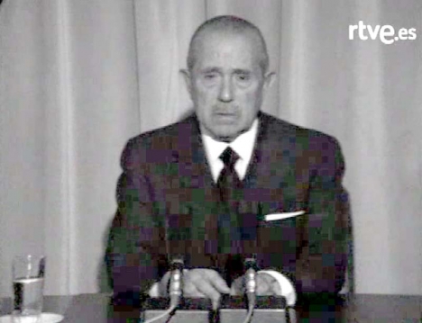 Tv-sändningen där försteministern Carlos Arias Navarro annonserade Francisco Francos död, 20 november 1975. Foto: RTVE 