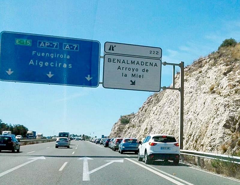 Dagligen bildas långa köer på själva motorvägen AP-7, vid infarten till Arroyo de la Miel.