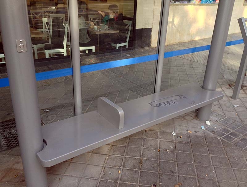 En kvarleva från tidigare Madrid-styret som ska bort är skiljeväggen som hindrar uteliggare från att sova vid busshållplatserna.