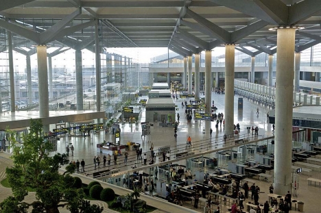 Väskan blev kvarglömd i en bagagevagn på Málaga flygplats och innehäll värdeföremål för 4 000 euro.