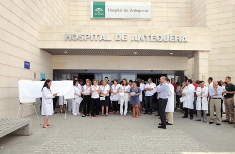 Tiken vakade i två månader utanför sjukhuset i Antequera, efter att dess husse avlidit.
