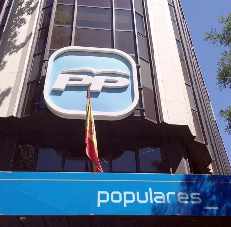 Två datorer slogs sönder på PP:s huvudkontor i Madrid, innan de överlämnades till utredningsdomaren.