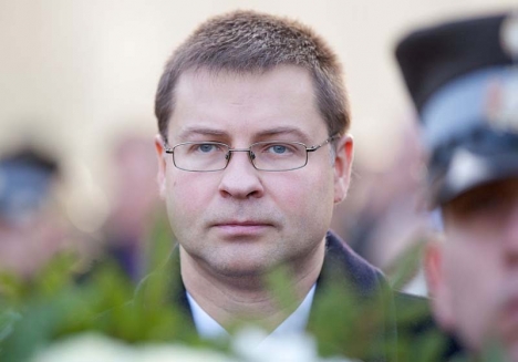 Valdis Dombrovskis uppges ha tagit emot sex miljoner euro för att uttala sig positivt om ett självständigt Katalonien.