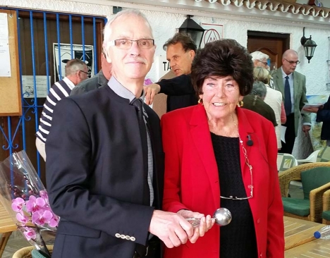 Nye ordföranden i AHN Fuengirola-Mijas Roland Gyllenhammar, med sin företrädare Hertha Sjöö. Foto: Tage Skoog