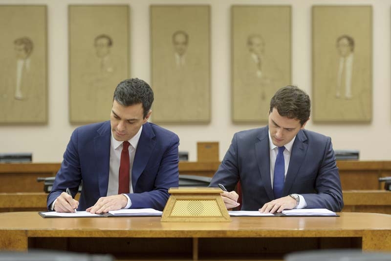 Pedro Sánchez och Albert Rivera undertecknar regeringsöverenskommelsen 24 februari.