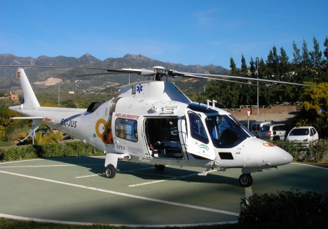 Mannen fördes i helikopter till sjukhuset Costa del Sol.
