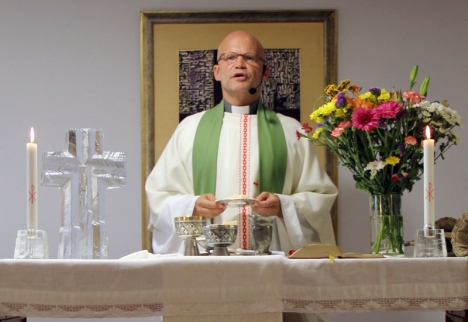 Svenska kyrkans präst på Costa del Sol Mikael Jönsson förstår att det planerade månggiftet är kontroversiellt, men trodde inte att reaktionerna skulle vara så häftiga.