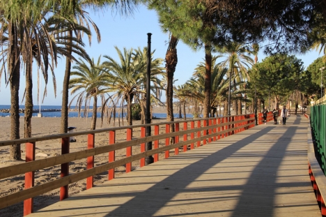 Flera sträckor av strandpromenaden utgörs av träbroar från svenska företaget Martinsons.
