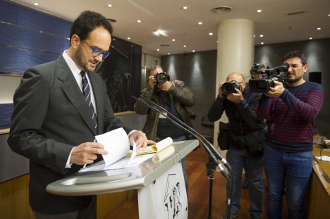 PSOE:s Antonio Hernando skyller de misslyckade regeringsförhandlingarna på Podemos.