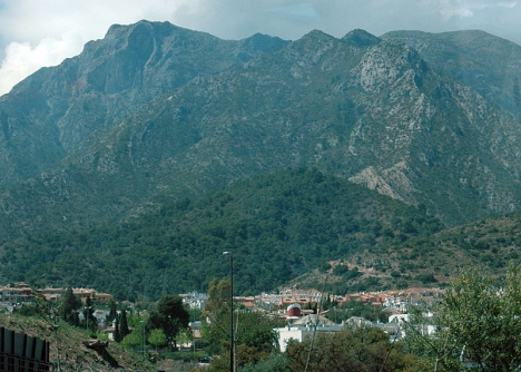 Området Los Balcones de Sierra Blanca ligger vid sluttningen till berget La Concha.