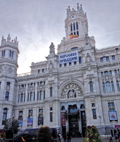 Madrids kommun annonserar att flyktingar är välkomna, men få släpps igenom i EU:s byråkratiska nätverk.
