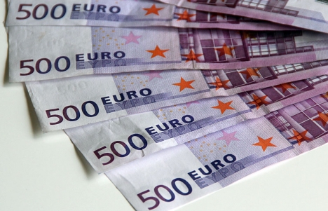 De kontroversiella 500-eurosedlarna slutar tryckas om två år, men förblir lagliga.
