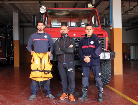 Alejandro Puya García, Manuel Ladigne Lavernia och José Pérez är brandmän i Marbella. I februari reste de på semestertid och för egna kostnader tlll Lesbos för att undsätta flyktingar. De organiserade sedan en stor insamling av förnödenheter. 