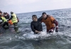 Alejandro Puya undsätter en nyanländ flykting. Många kan inte simma.